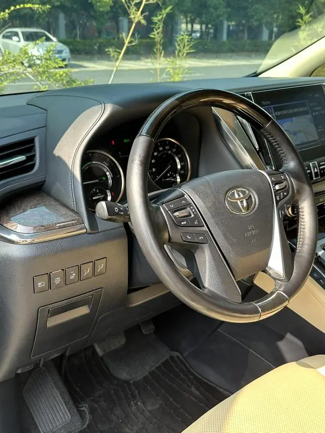 TOYOTA Elfa Dual Engine 2.5L Premium Edition
