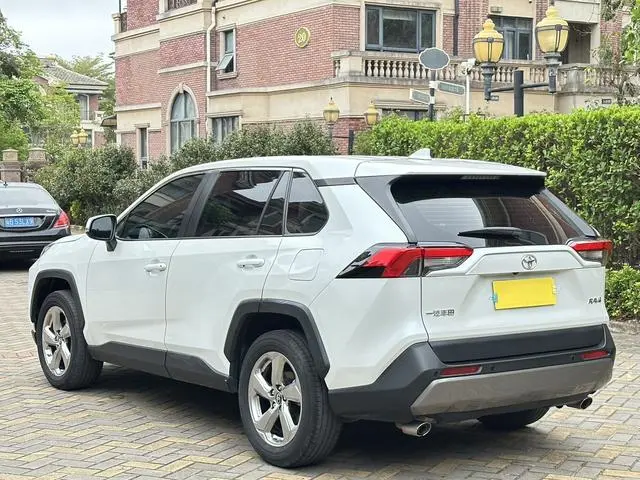 TOYOTA RAV4 Rongfang 2.0L CVT two-wheel drive fashion version