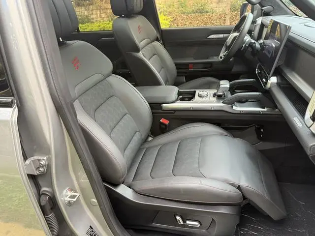 Chery Jetour Jet Traveler 2.0TD four-wheel drive Silver Dragon Wings