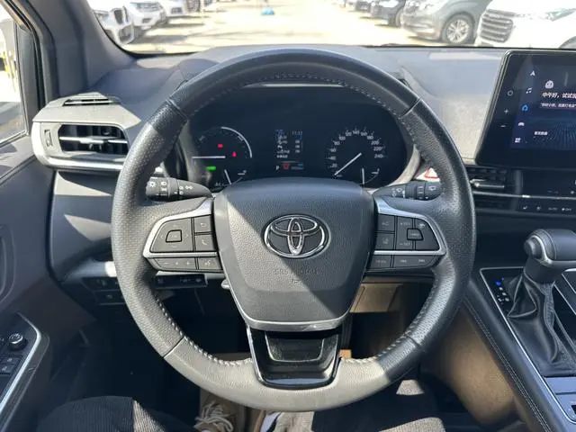 TOYOTA Saina Facelifted dual engine 2.5L Premium Edition
