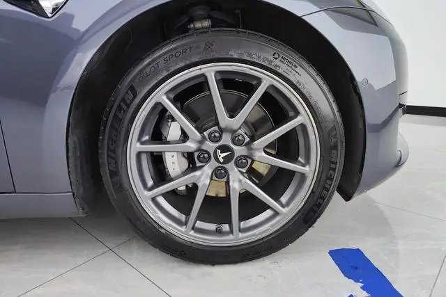 Tesla Model 3 Upgraded version of standard battery life rear drive