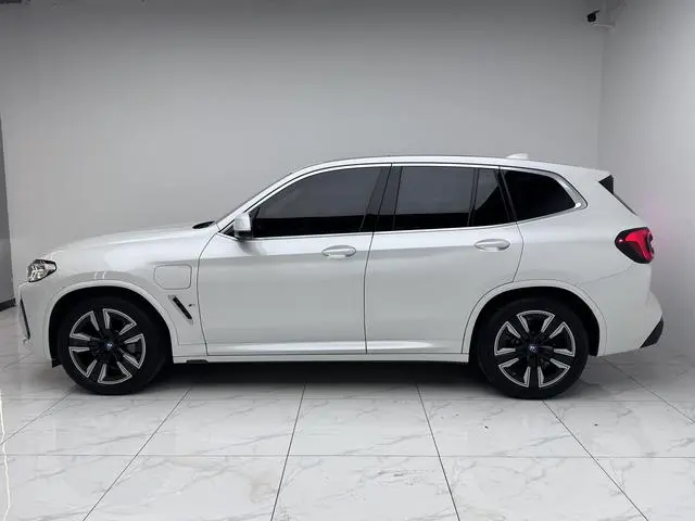 BMW BMW iX3 Facelift leading type