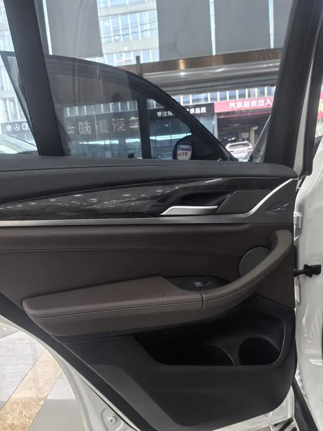 BMW BMW X3 The second facelift xDrive30i leading M sports suit