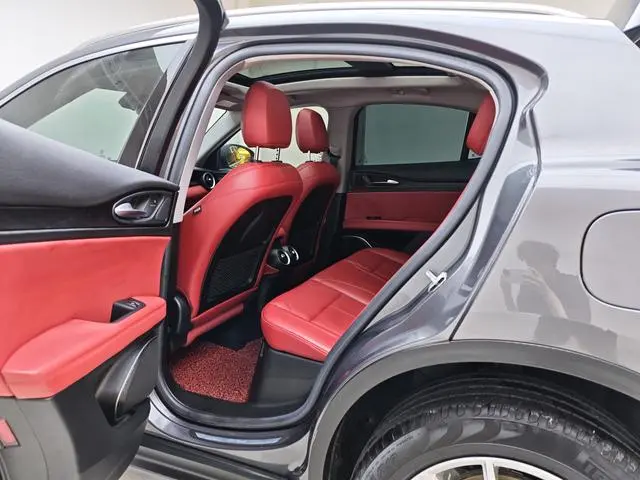 Alfa Romeo Stelvio 2.0T 280HP Deluxe Edition
