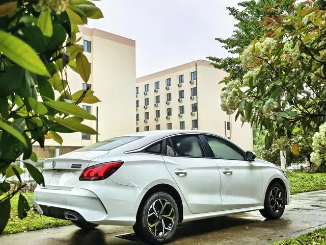 MG MG5 180DVVT CVT Youth Deluxe Edition