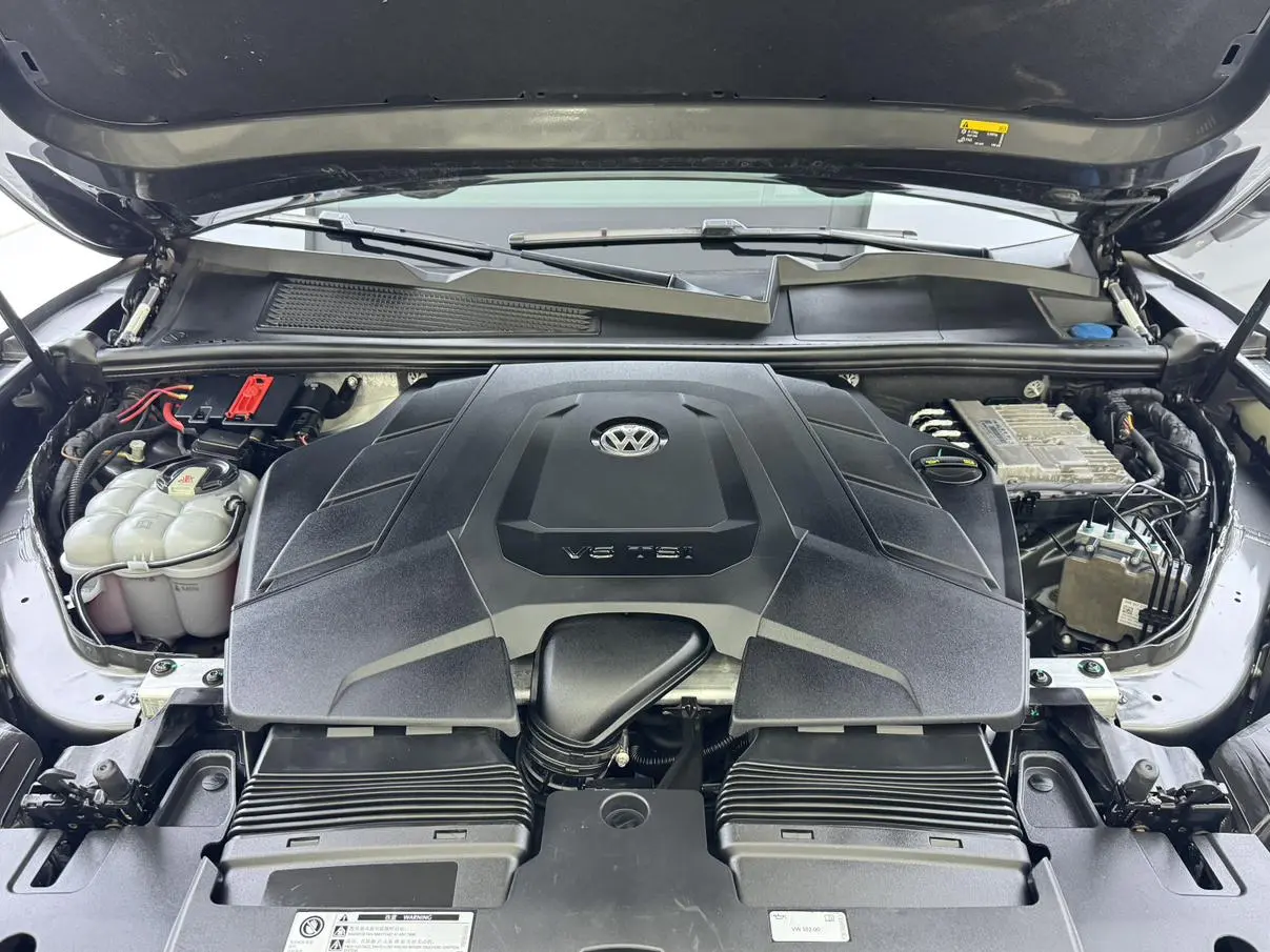 Volkswagen Touareg 3.0 TSI Sharp Front Version Country V