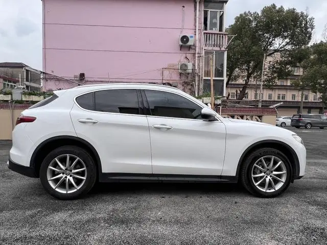Alfa Romeo Stelvio 2.0T 200HP Deluxe Edition