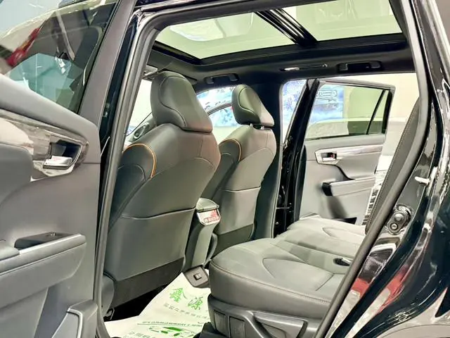 TOYOTA Crown Lufang 2.0T automatic four-wheel drive Jinyao version