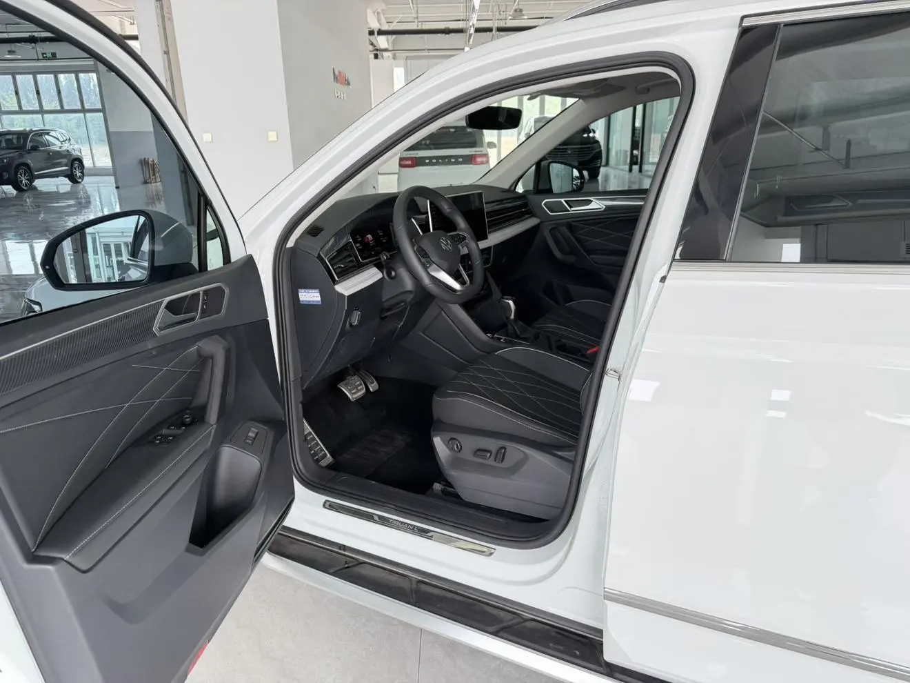 Volkswagen Tiguan L Outstanding 330TSI two-wheel drive R-Line Longyao version