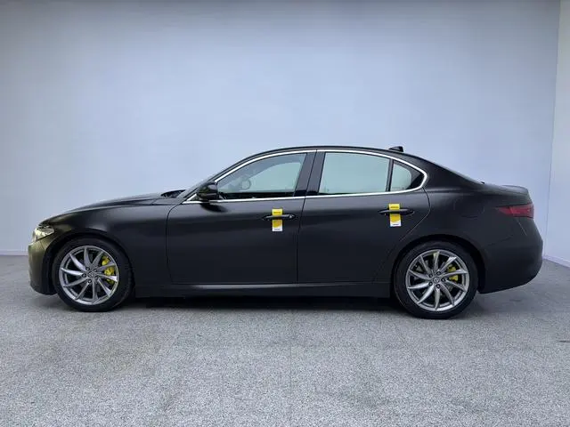 Alfa Romeo Giulia 2.0T 280HP Deluxe Edition