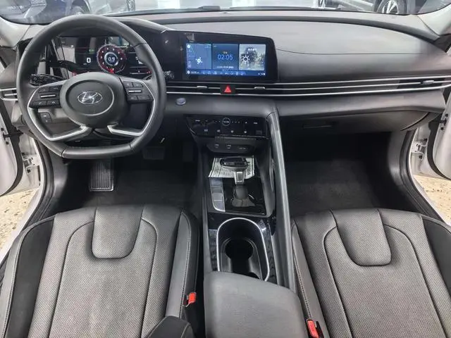Hyundai Elantra 1.5L CVT LUX Premium Edition