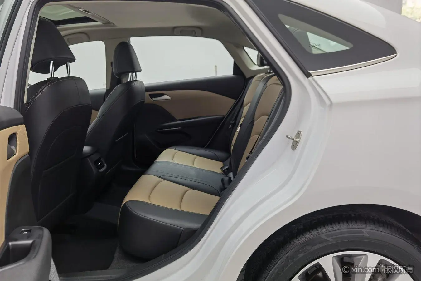 Chevrolet Cruze 320 automatic Enjoy Skylight version