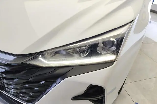 Dongfeng Fengshen Yi Hyun Mach Version 1.5L Automatic Glory Version