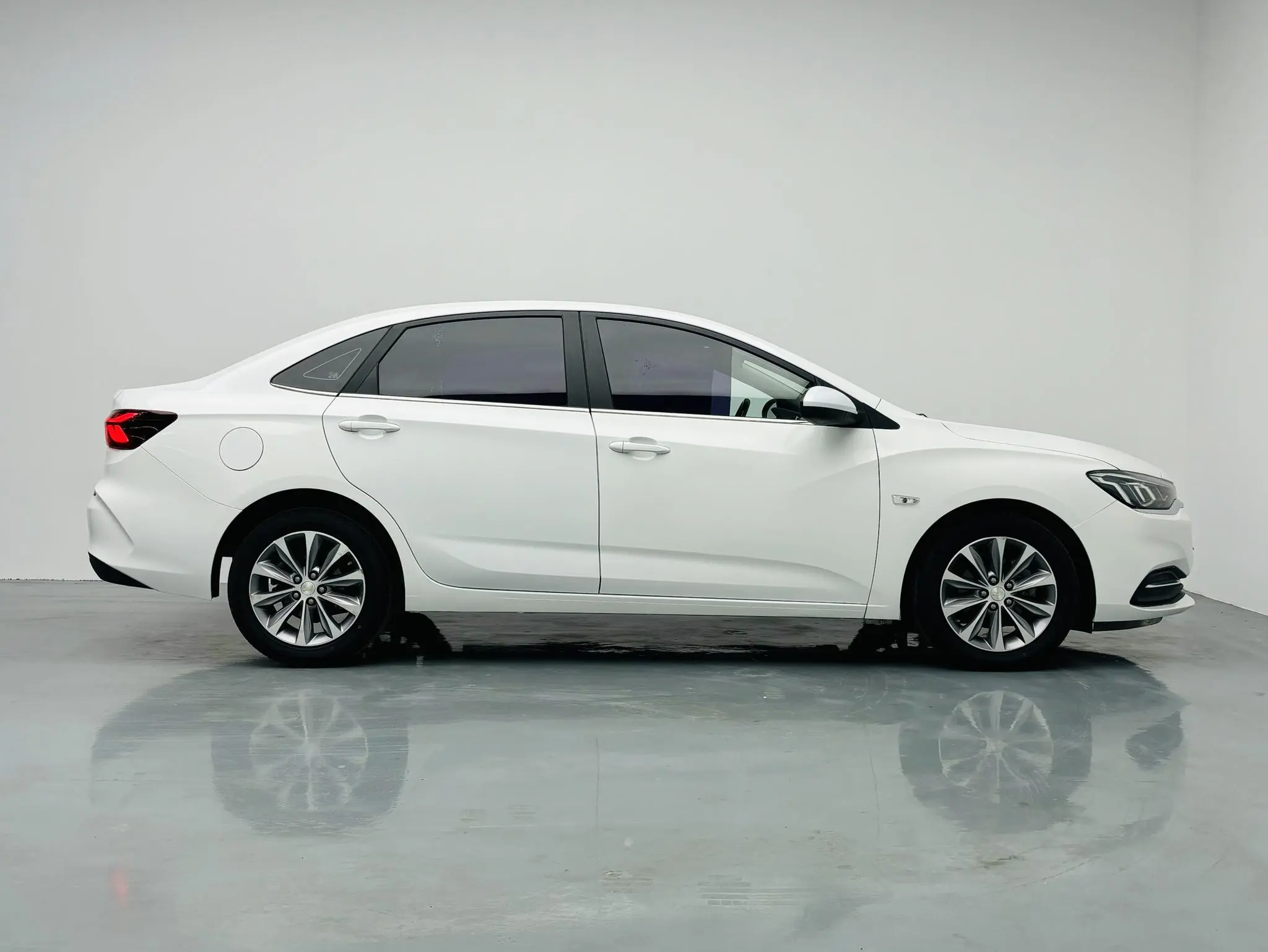 Chevrolet Cruze 320 automatic Enjoy Skylight version