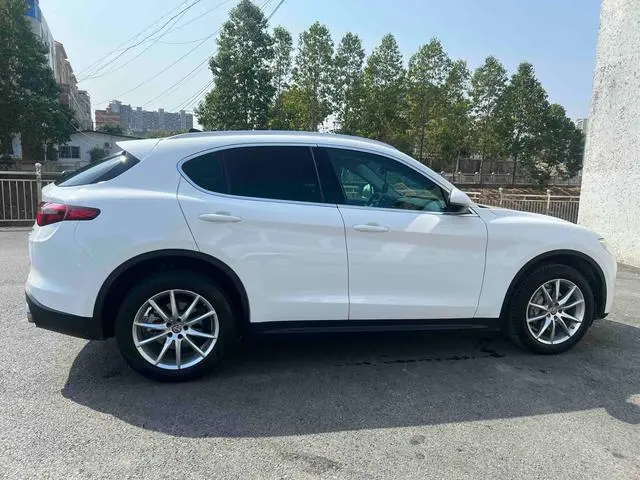 Alfa Romeo Stelvio 2.0T 200HP Deluxe Edition