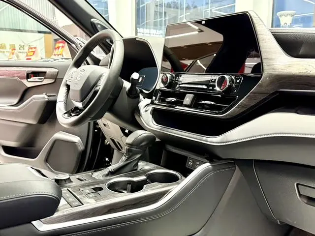 TOYOTA Crown Lufang 2.0T automatic four-wheel drive Jinyao version