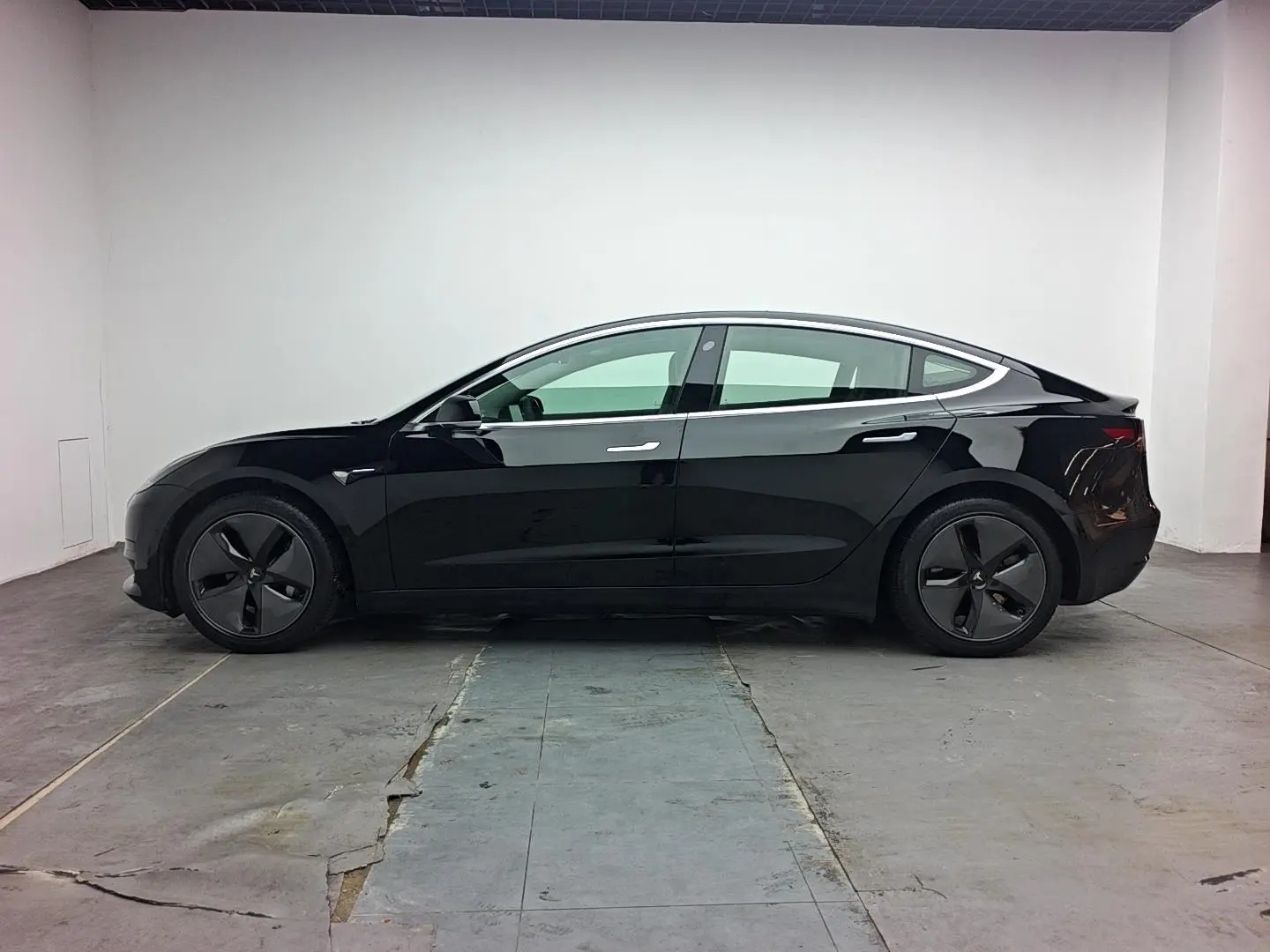 Tesla Model 3 Upgraded version of standard battery life rear drive