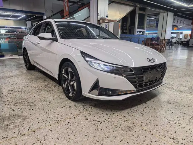 Hyundai Elantra 1.5L CVT LUX Premium Edition