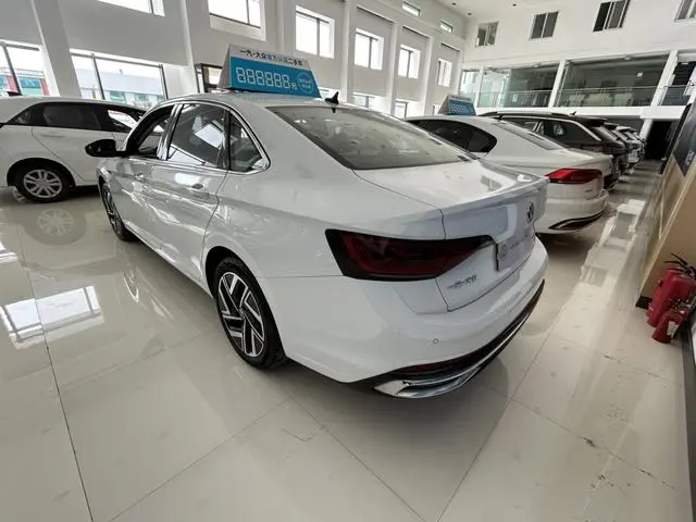 Volkswagen Sagitar 200TSI DSG Flying Edition