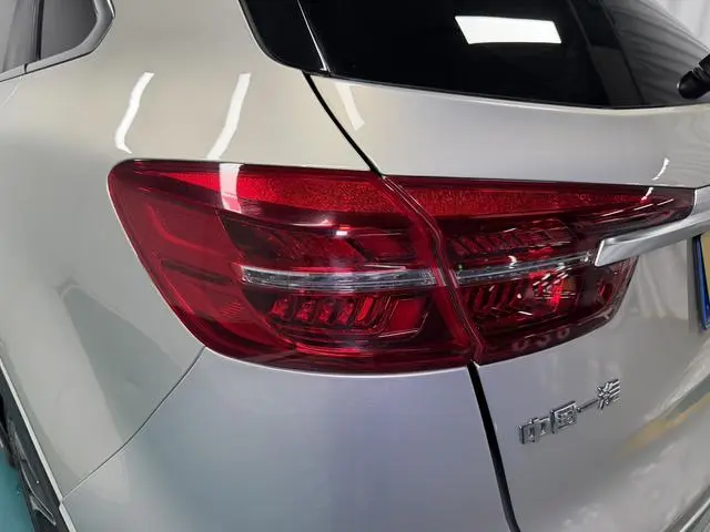Hongqi Hongqi HS5 2.0T Zhilian flag collar four-wheel drive version