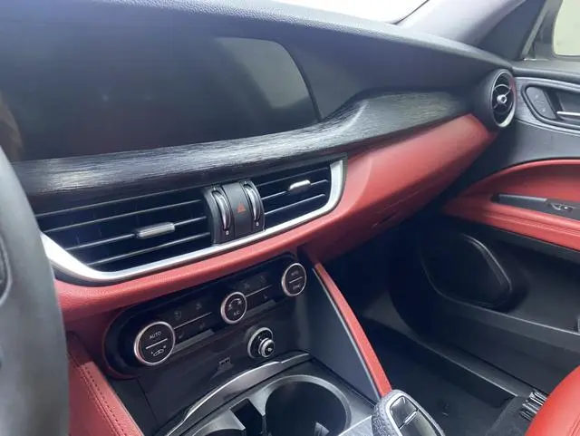 Alfa Romeo Stelvio 2.0T 280HP Deluxe Edition