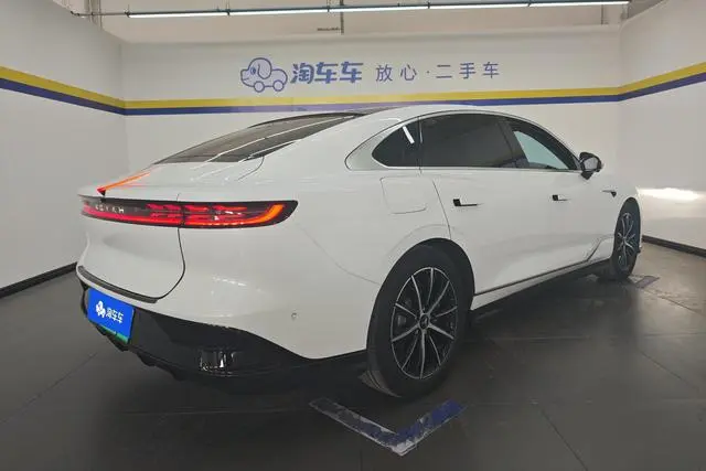 VOYAH Lantu chasing light PHEV Ultra-long battery life, four-wheel drive executive edition