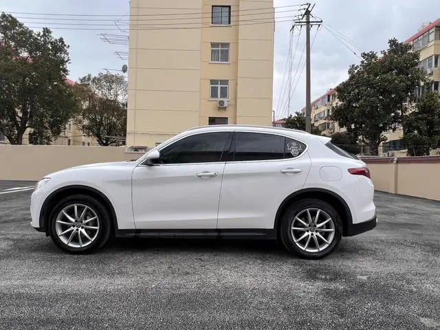 Alfa Romeo Stelvio 2.0T 200HP Deluxe Edition