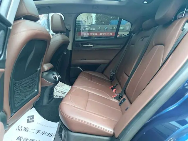 Alfa Romeo Stelvio 2.0T 200HP Deluxe Edition