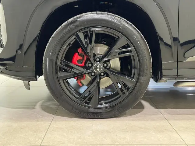 Audi Audi Q6 45TFSI quattro Black Samurai Edition Flying Riding Set 6 Seats