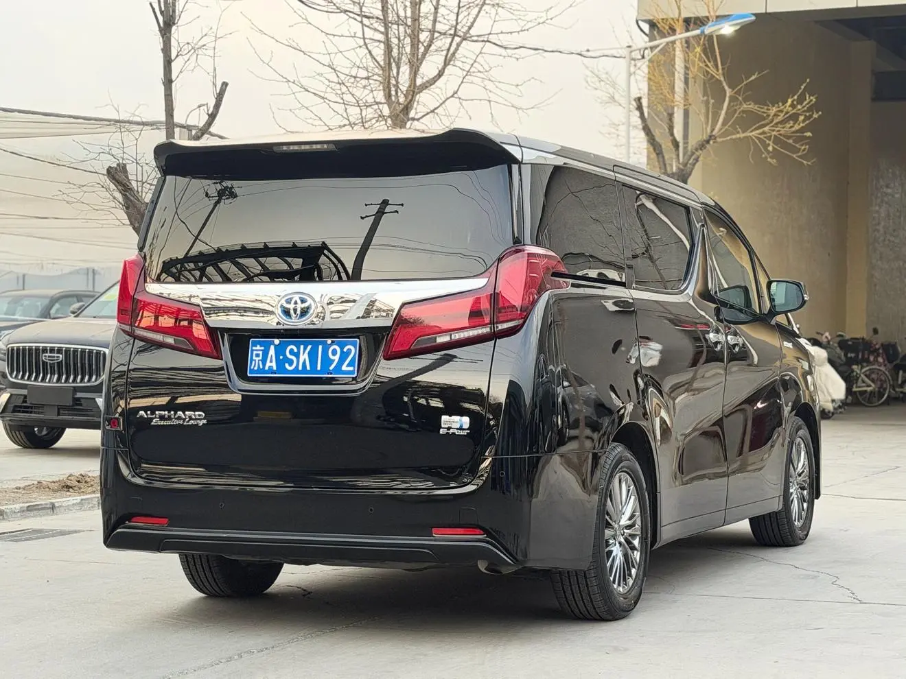 TOYOTA Elfa Dual engine 2.5L Premium Edition