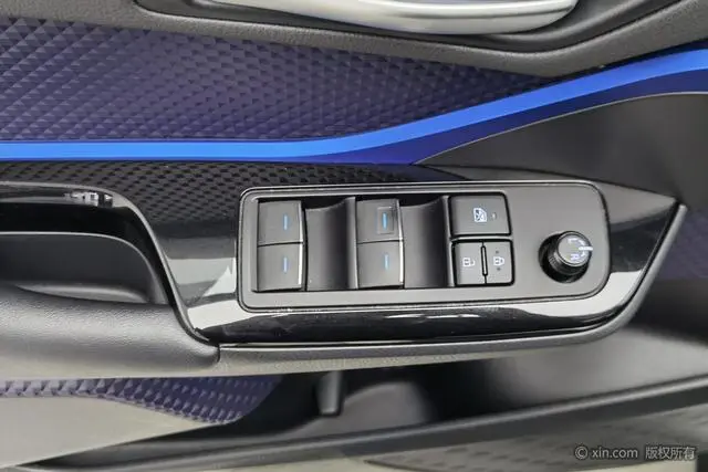 TOYOTA Toyota C-HR 2.0L Luxury Sunroof version Country VI