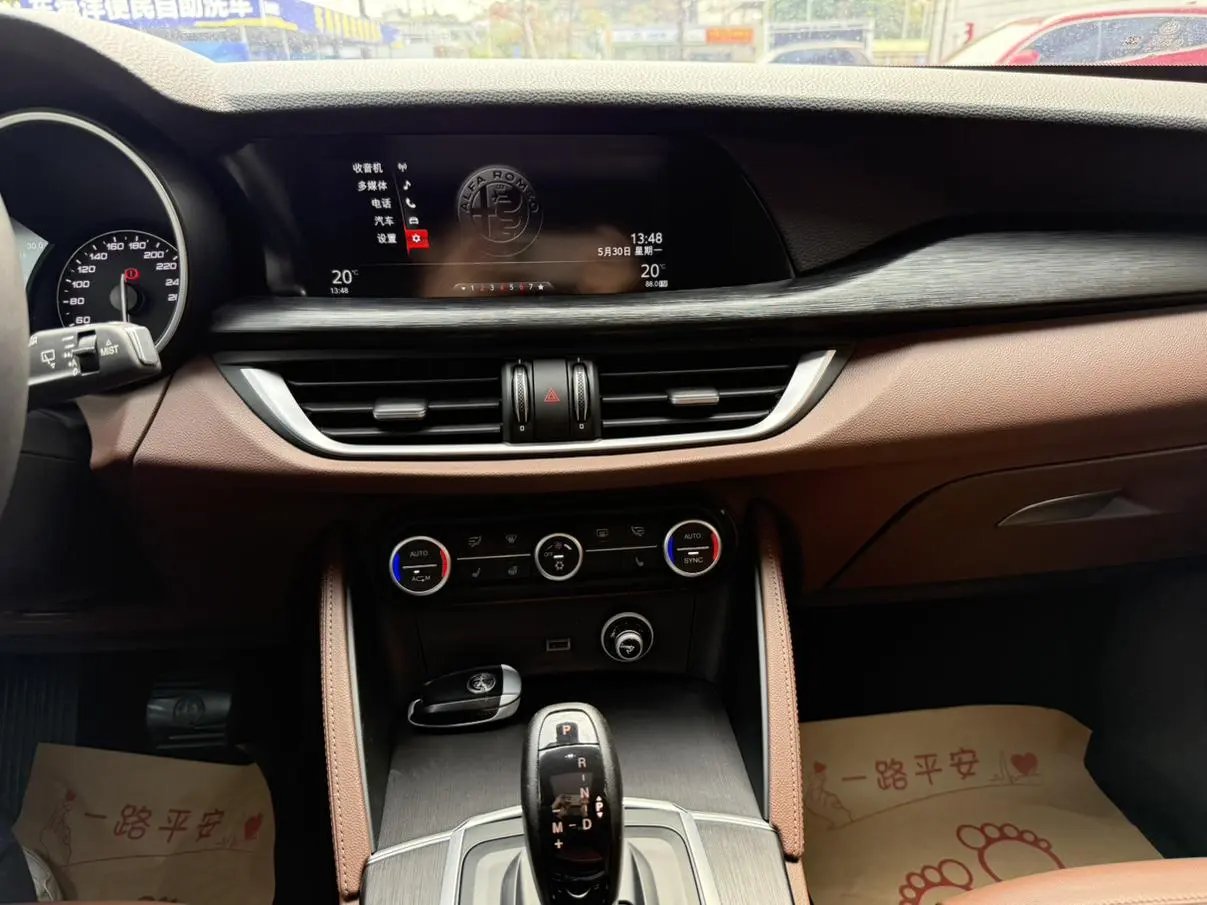 Alfa Romeo Stelvio 2.0T 200HP Deluxe Edition