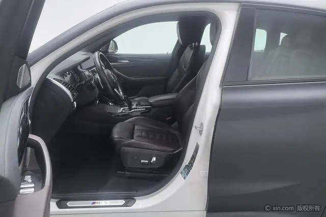 BMW BMW X4 xDrive25i M sports suit