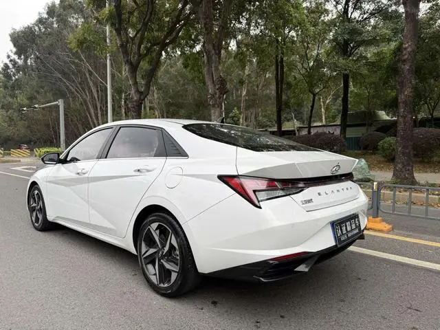 Hyundai Elantra 1.5L CVT LUX Premium Edition