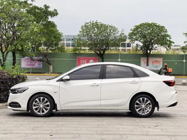 Chevrolet Cruze 320 automatic Enjoy Skylight version