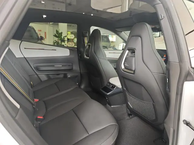 Polestar Polestar 4 Single motor standard battery life PLUS dual star connected version