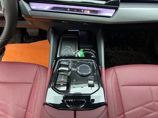 BMW BMW i5 eDrive40L M sports suit