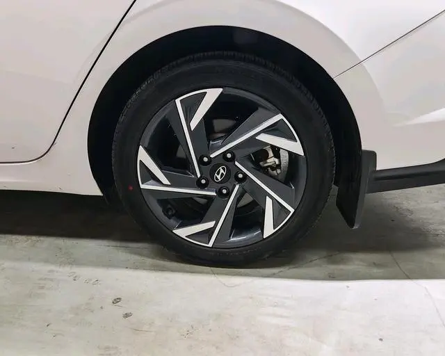 Hyundai Elantra 1.5L CVT LUX Premium Edition