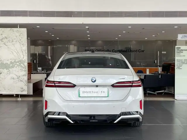 BMW BMW i5 eDrive40L M sports suit