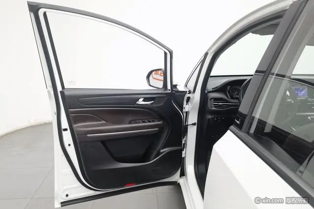 GAC Trumpchi M6 270T automatic Premium Edition 7-seater Country VI