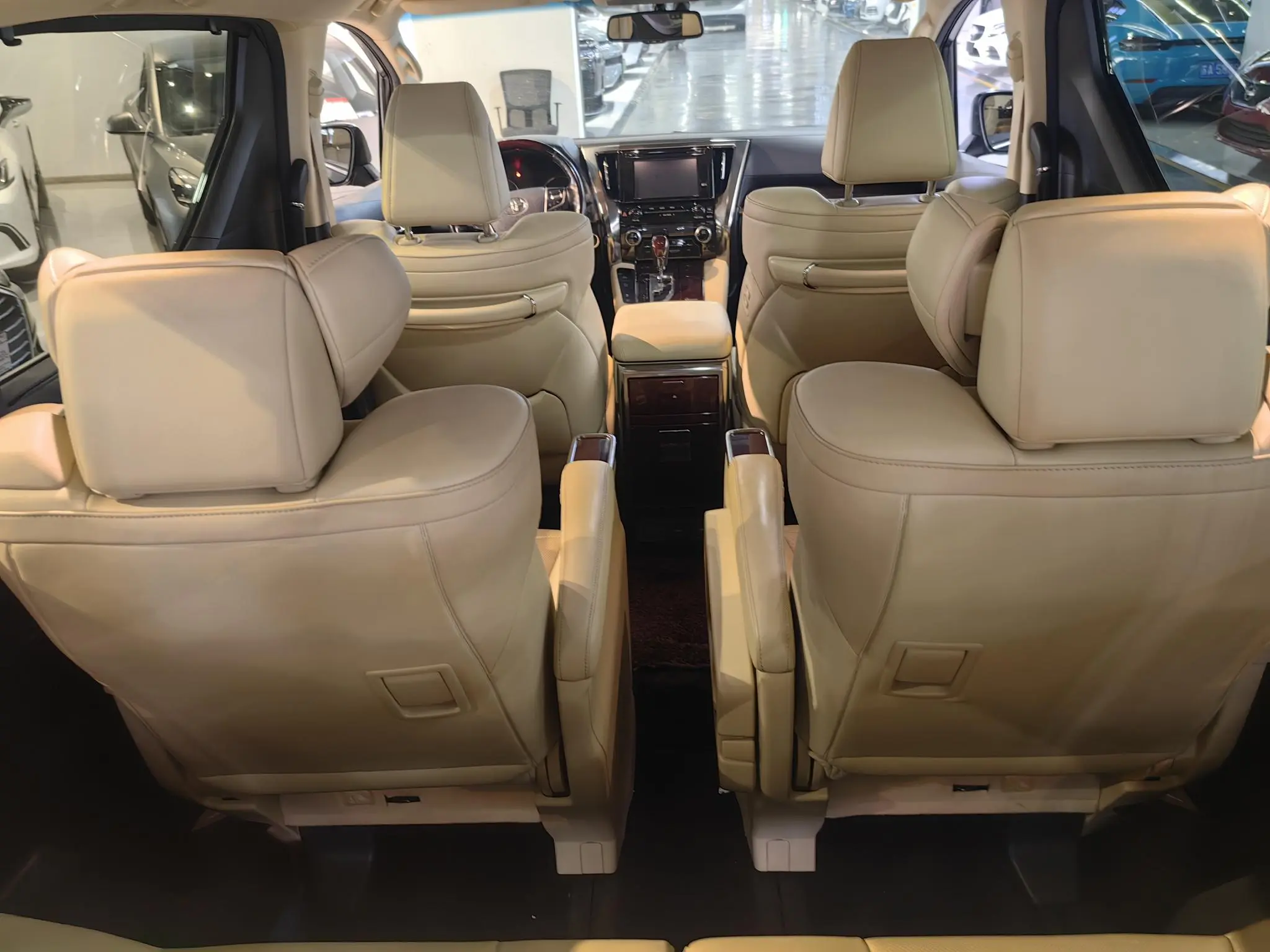 TOYOTA Elfa 3.5L Deluxe Edition