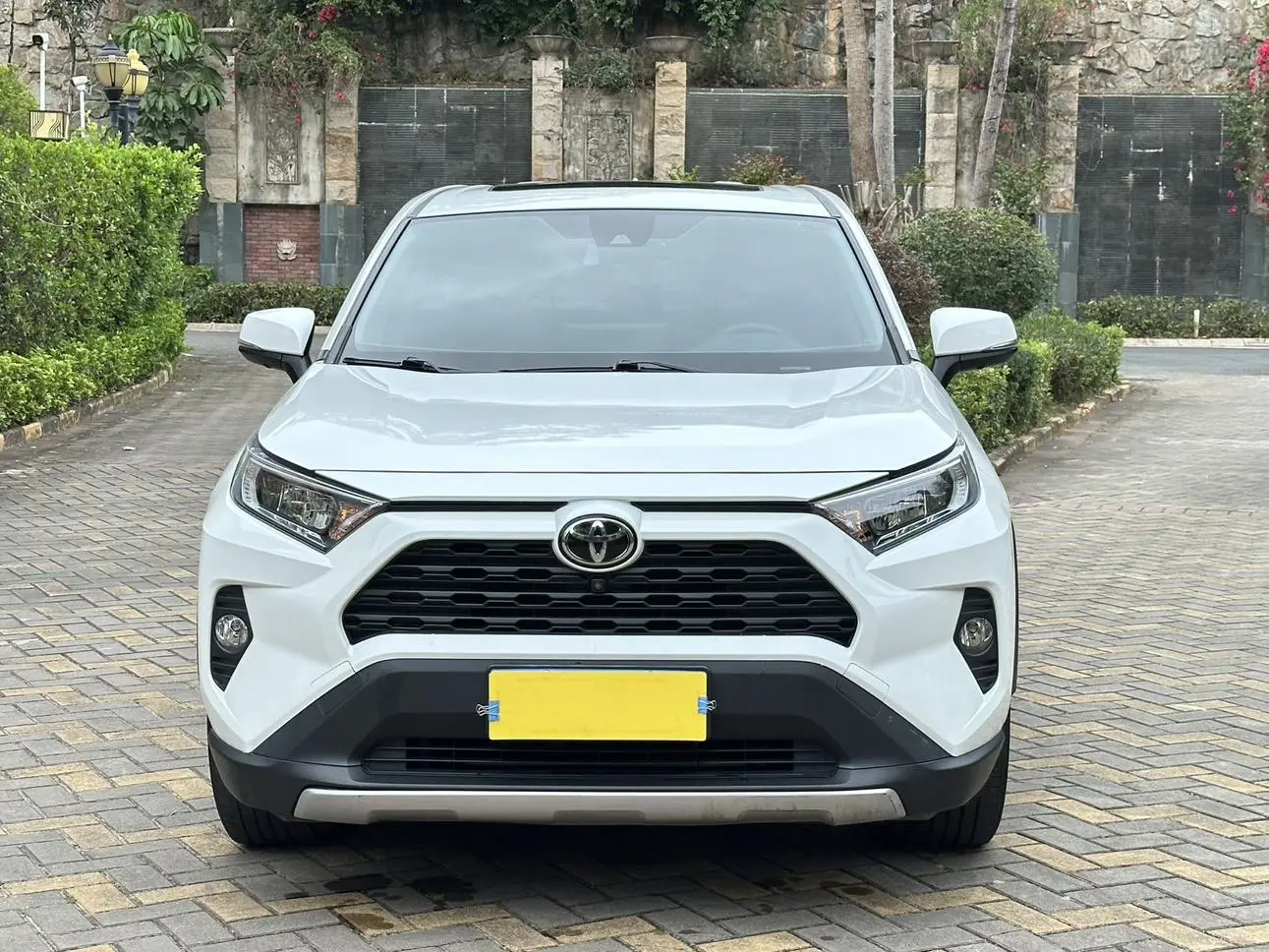 TOYOTA RAV4 Rongfang 2.0L CVT two-wheel drive fashion version