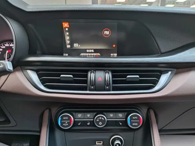 Alfa Romeo Stelvio 2.0T 200HP Deluxe Edition