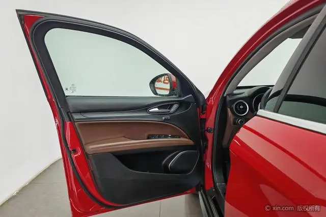 Alfa Romeo Stelvio 2.0T 280HP Deluxe Edition
