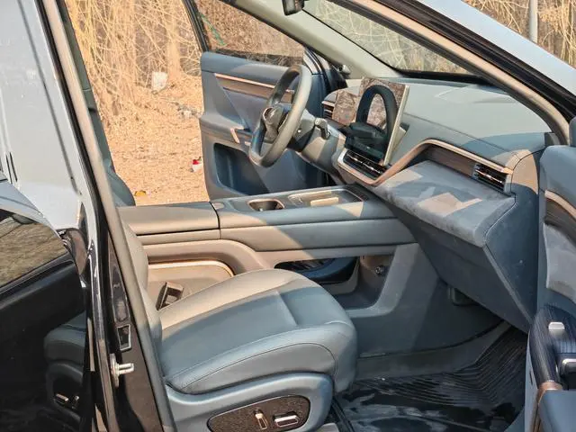 Dongfeng eπ eπ008 210Max extended range version 6 seats