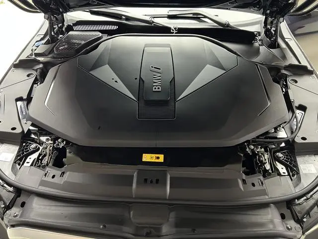 BMW BMW i5 eDrive40L M sports suit