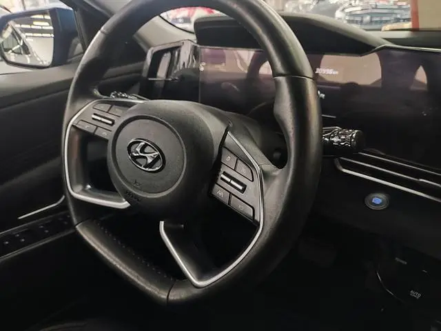 Hyundai Elantra 1.5L CVT LUX Premium Edition