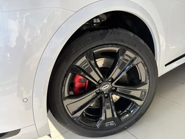 AITO Ask the world M8 Pure electric Max+ six-seater four-wheel drive version