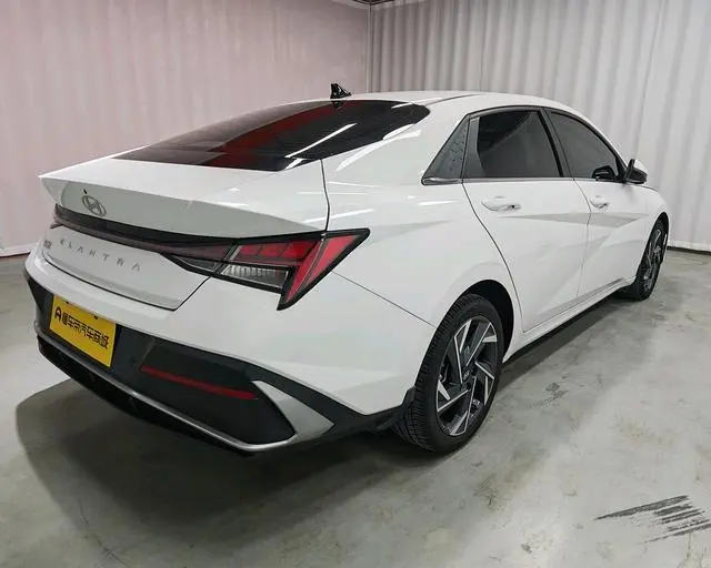 Hyundai Elantra 1.5L CVT LUX Premium Edition