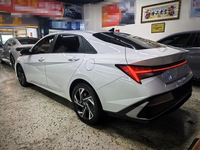 Hyundai Elantra 1.5L CVT LUX Premium Edition